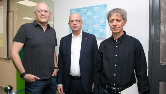 חנוכת המעבדה החדשה (מימין לשמאל): פרופ' חנוך לוי, פרופ' יוסף קלפטר ויורם יעקובי חנוכת המעבדה החדשה (מימין לשמאל): פרופ' חנוך לוי, פרופ' יוסף קלפטר ויורם יעקובי